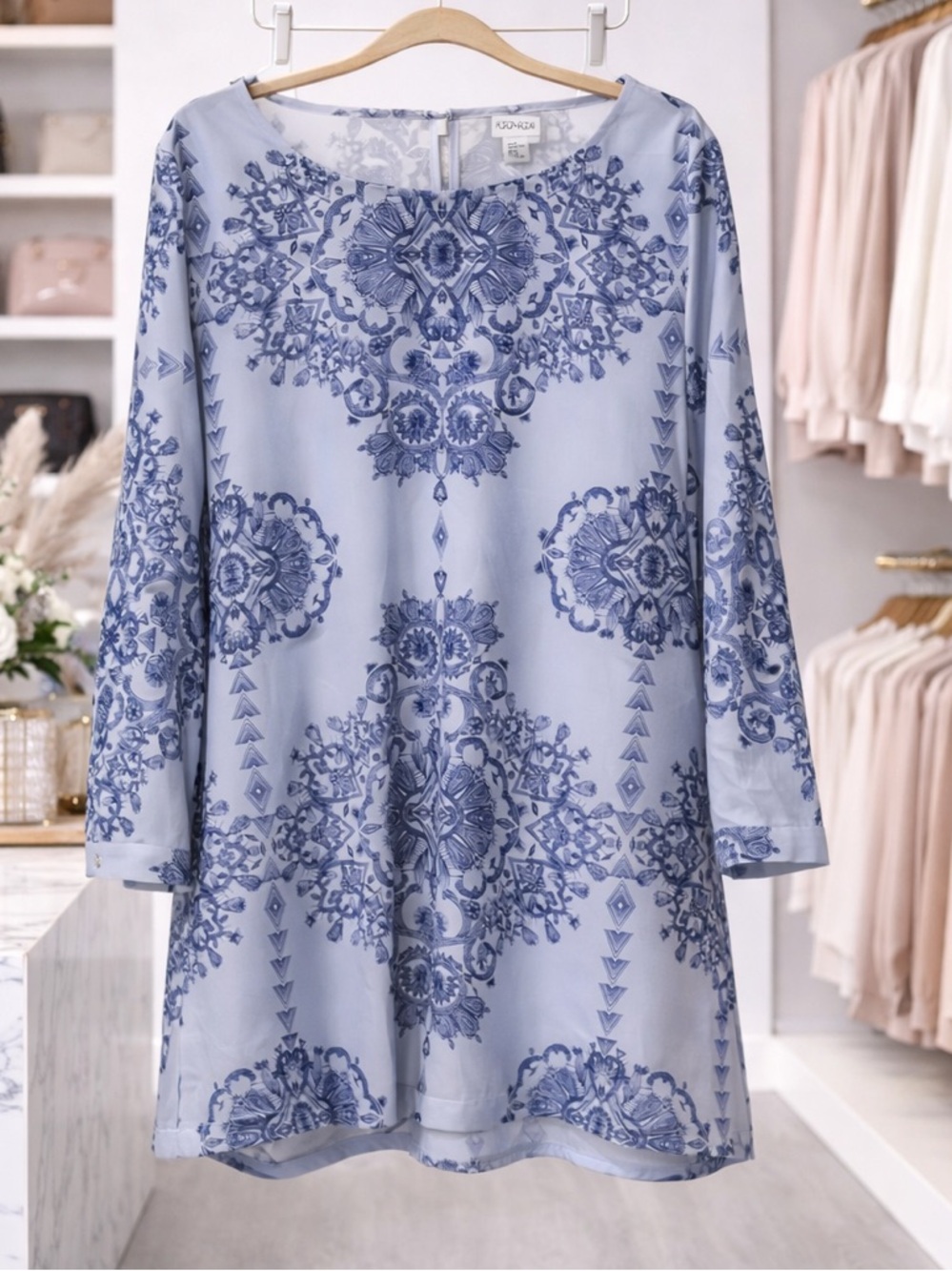 Paraphrase Blue on Blue Lightweight Abstract Patterned 3/4 Sleeve Blouse | EUC